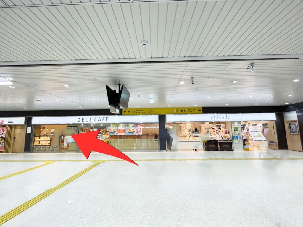 ①　草津駅で下車し、改札を出て左（東口）へ進みます。