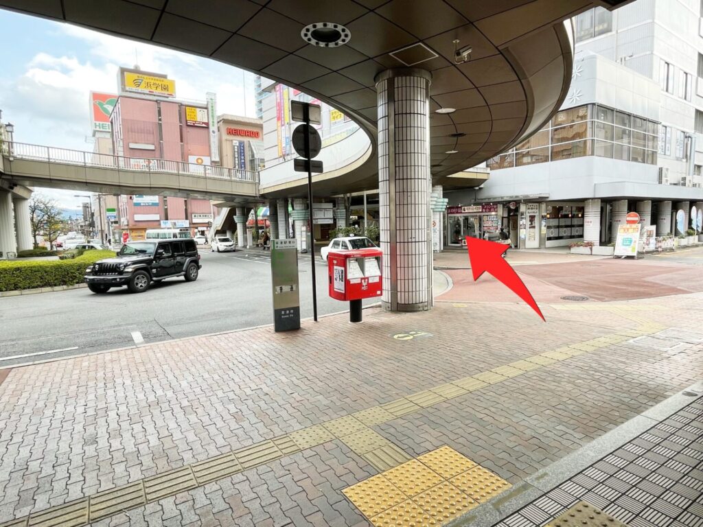 ③　ロータリー沿いに進みます。