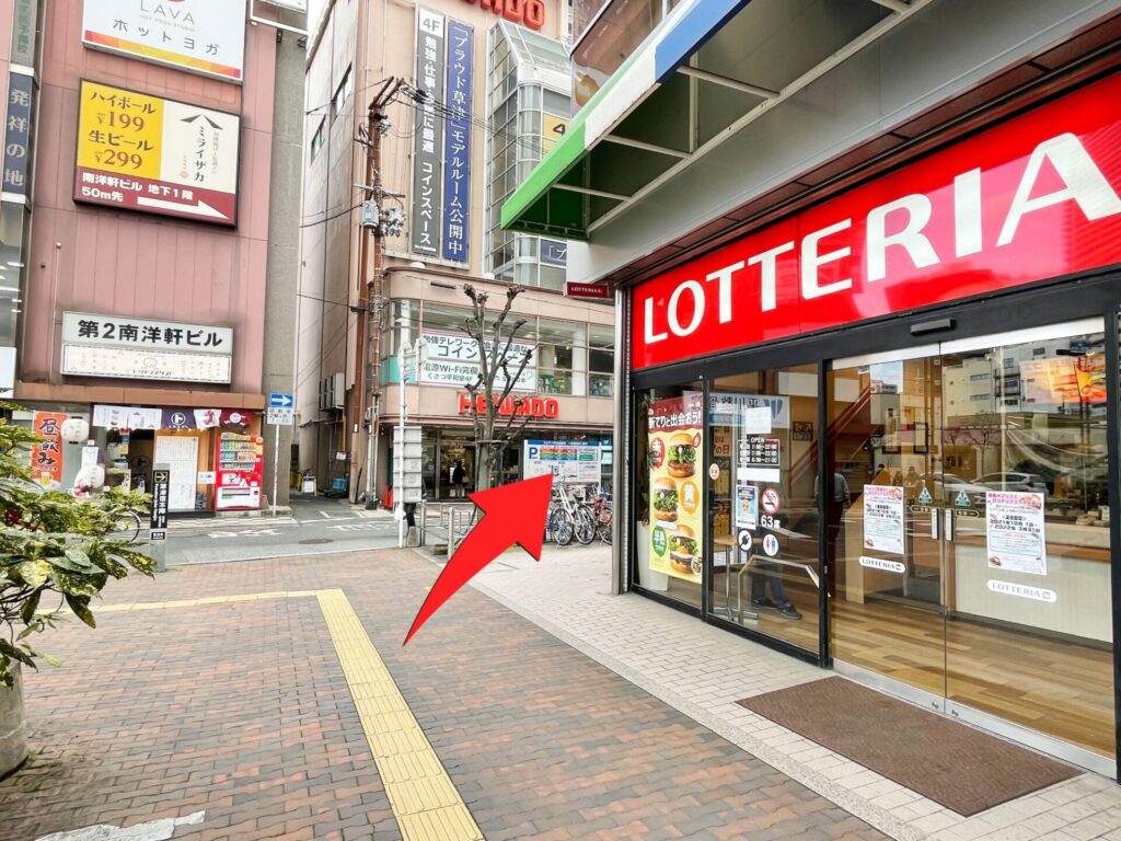 ④　ロッテリアの角を右折します。